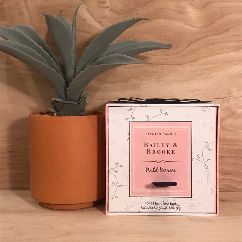 Bailey & Brooke Wildberries 40h Candle w/Gift Box